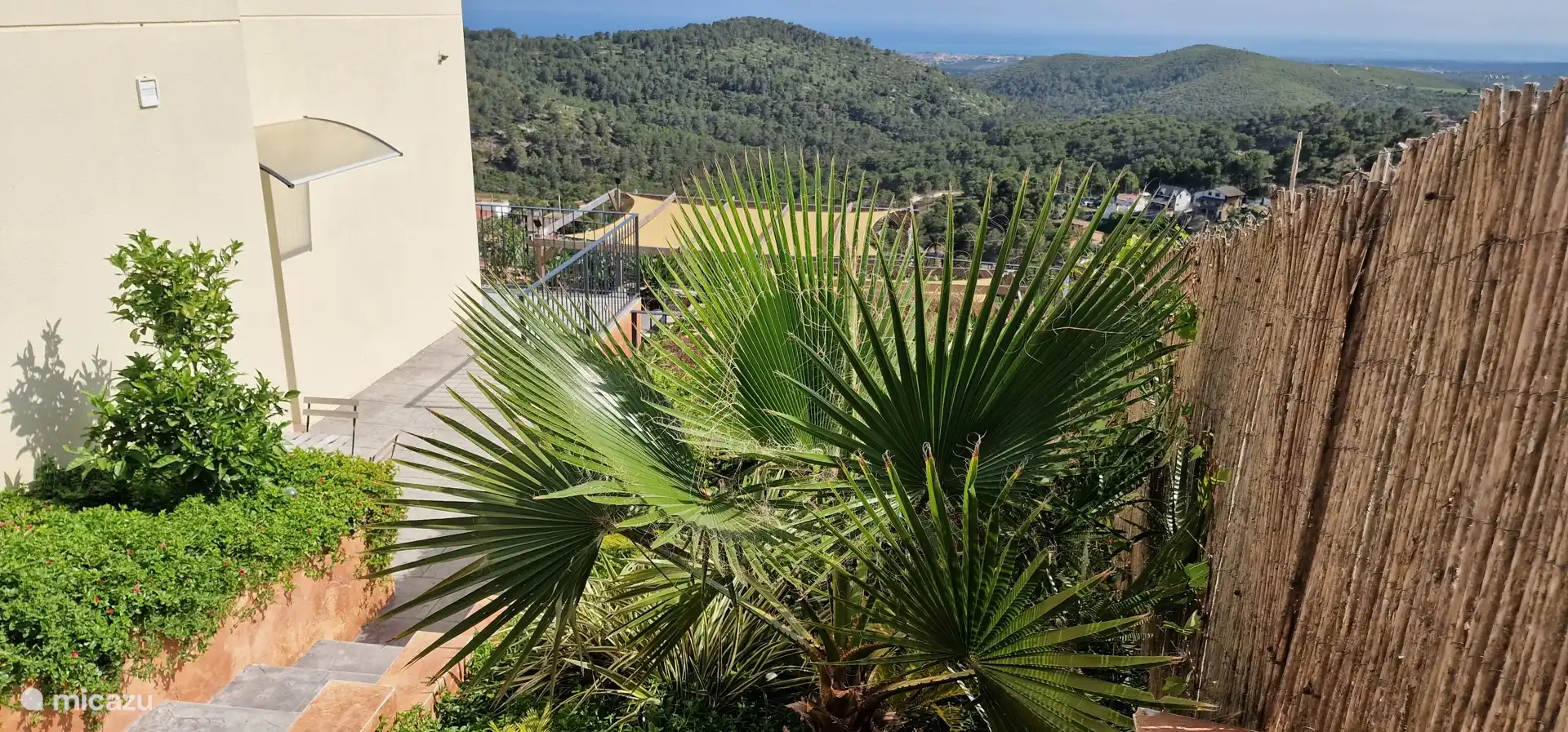 Vista desde la meseta con escaleras hasta la puerta principal del apartamento.