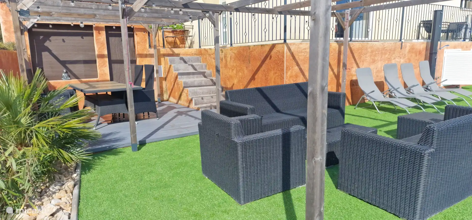 Sitting area, here also without the cushions and shade cloth. Sun loungers are also provided.