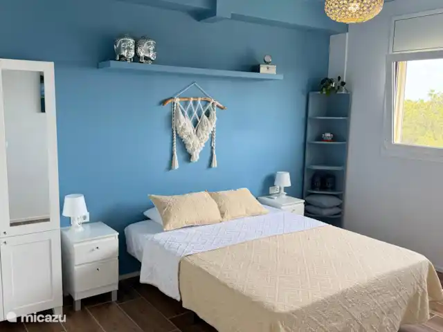 Location de Vacances Espagne, Barcelone, Canyelles, appartement - Villa Contenta Canyelles Chambre bleue avec climatisation, moustiquaires, volet et salle de bain attenante. Le lit est fixe pour 2 personnes, mais peut être détaché en 2 lits simples.
