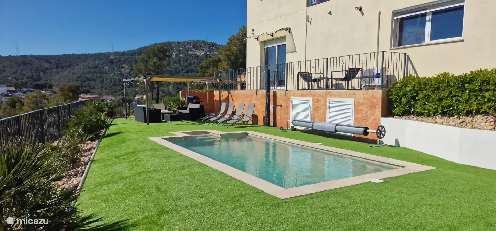 Piscina de agua salada con manta térmica. Ducha exterior climatizada y tumbonas disponibles.