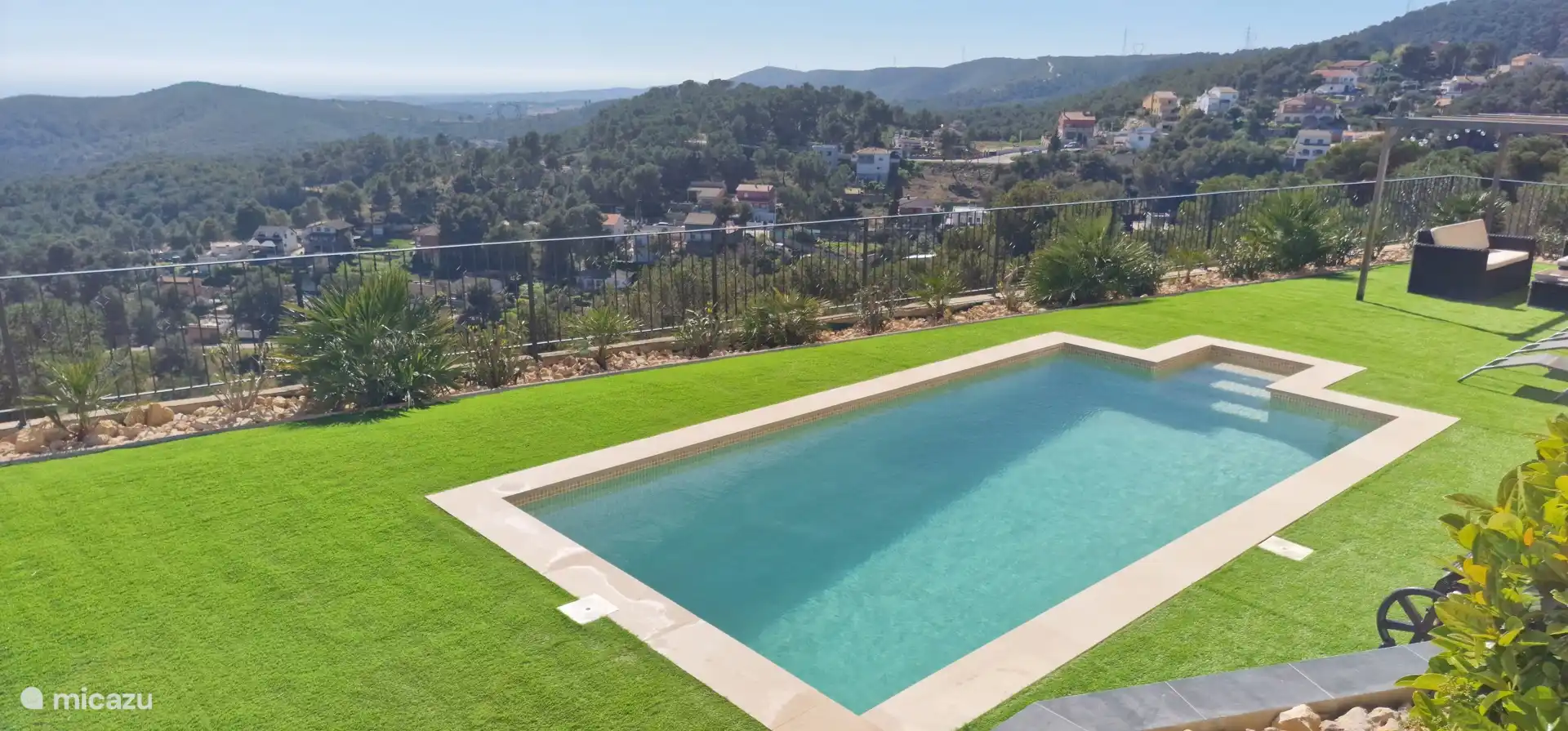 Piscina de agua salada con vistas al mar.