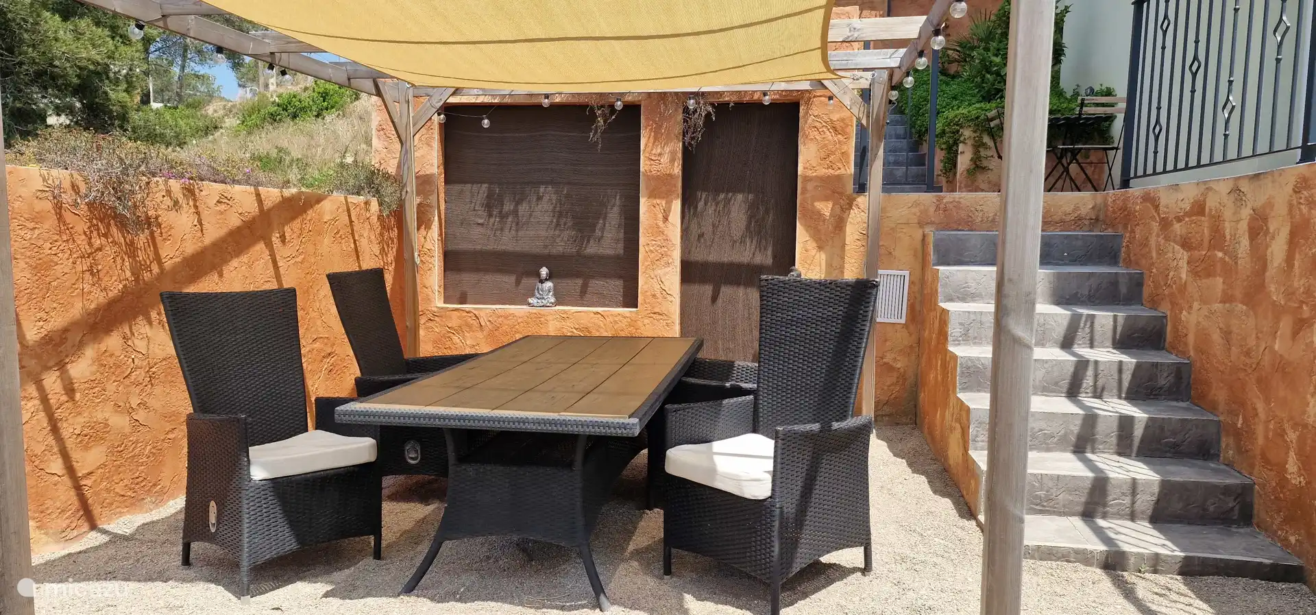 Bonita mesa de comedor / sala de estar, buenas sillas con respaldos ajustables