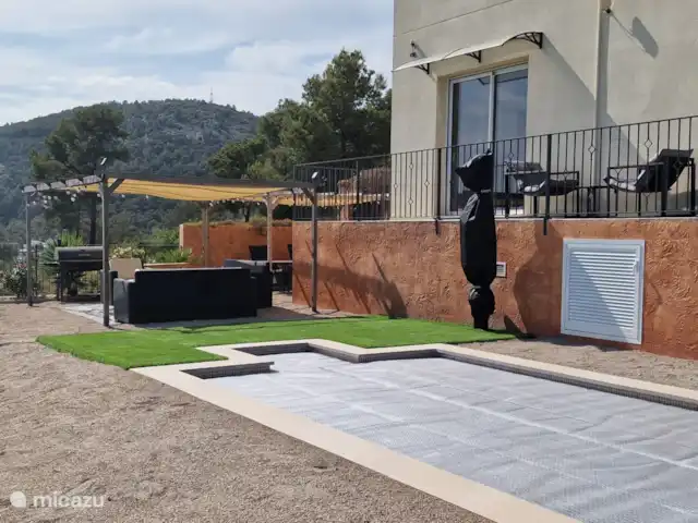 Location de Vacances Espagne, Barcelone, Canyelles, appartement - Villa Contenta Canyelles Piscine avec couverture thermique et douche extérieure avec couverture.