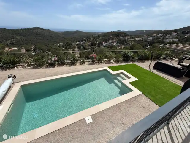 Location de Vacances Espagne, Barcelone, Canyelles, appartement - Villa Contenta Canyelles Piscine d’eau salée 3x6 mètres, 1m-1,80m avec couverture thermique