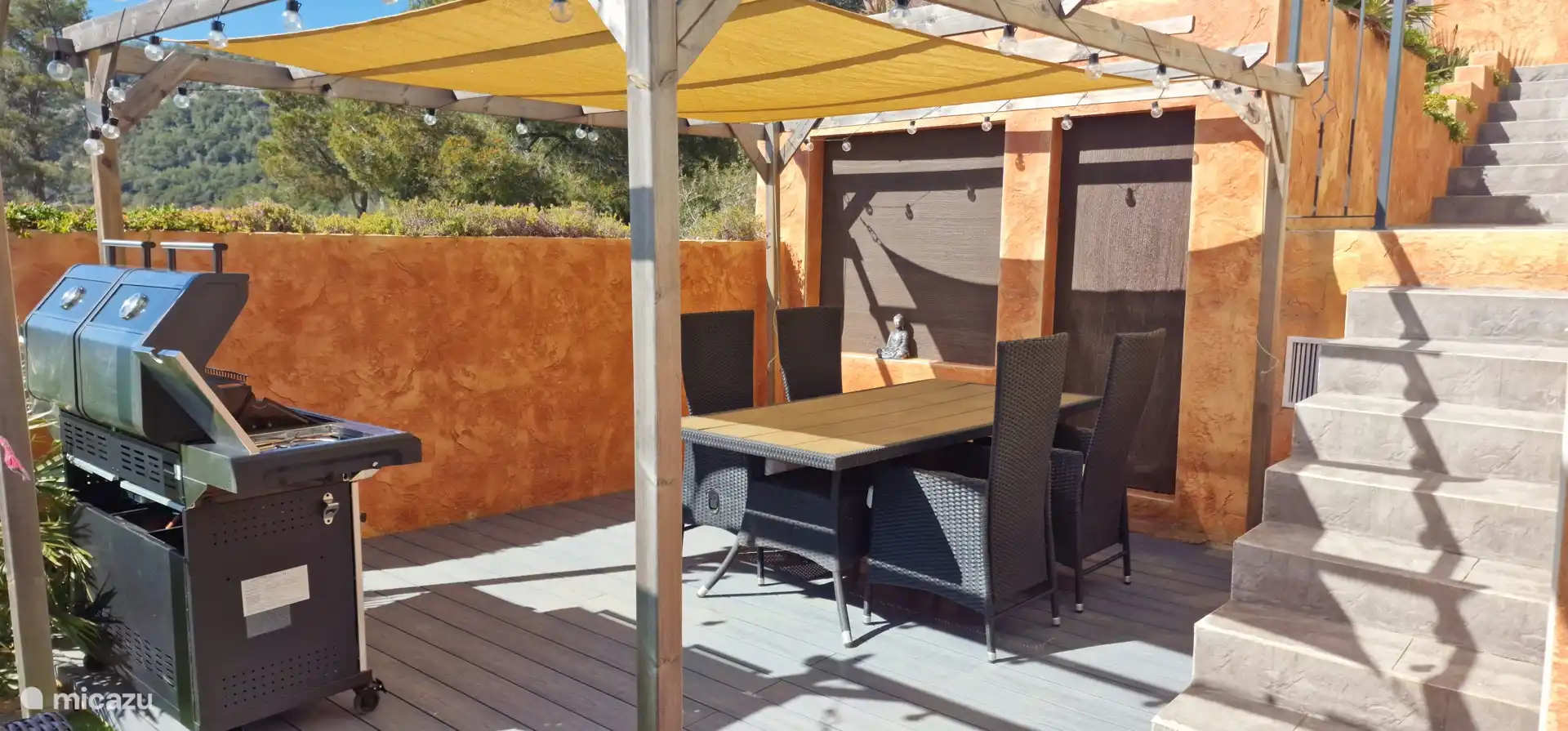 Mesa de comedor con sillas agradables donde puedas ajustar el respaldo.