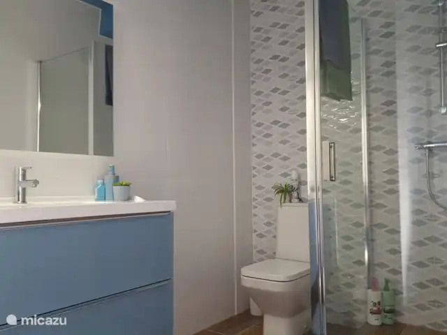 Location de Vacances Espagne, Barcelone, Canyelles, appartement - Villa Contenta Canyelles Salle de bain chambre bleue équipée d’une belle douche comprenant shampoing, après-shampoing et gel douche. Un lavabo avec savon pour les mains, des. gel, serviettes et sèche-cheveux. Toilettes, ventilateur et chauffage.