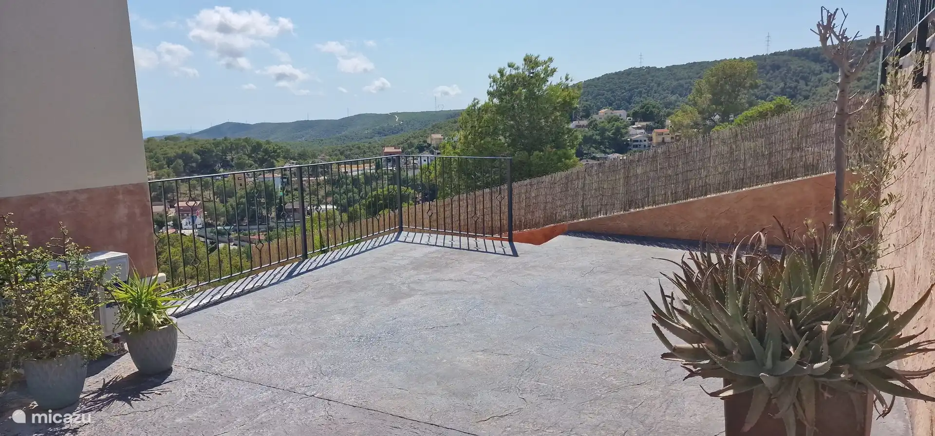 Meseta y escaleras al apartamento.