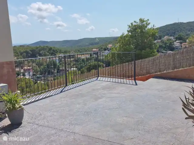 Location de Vacances Espagne, Barcelone, Canyelles, appartement - Villa Contenta Canyelles Plateau et escalier menant à l’appartement.