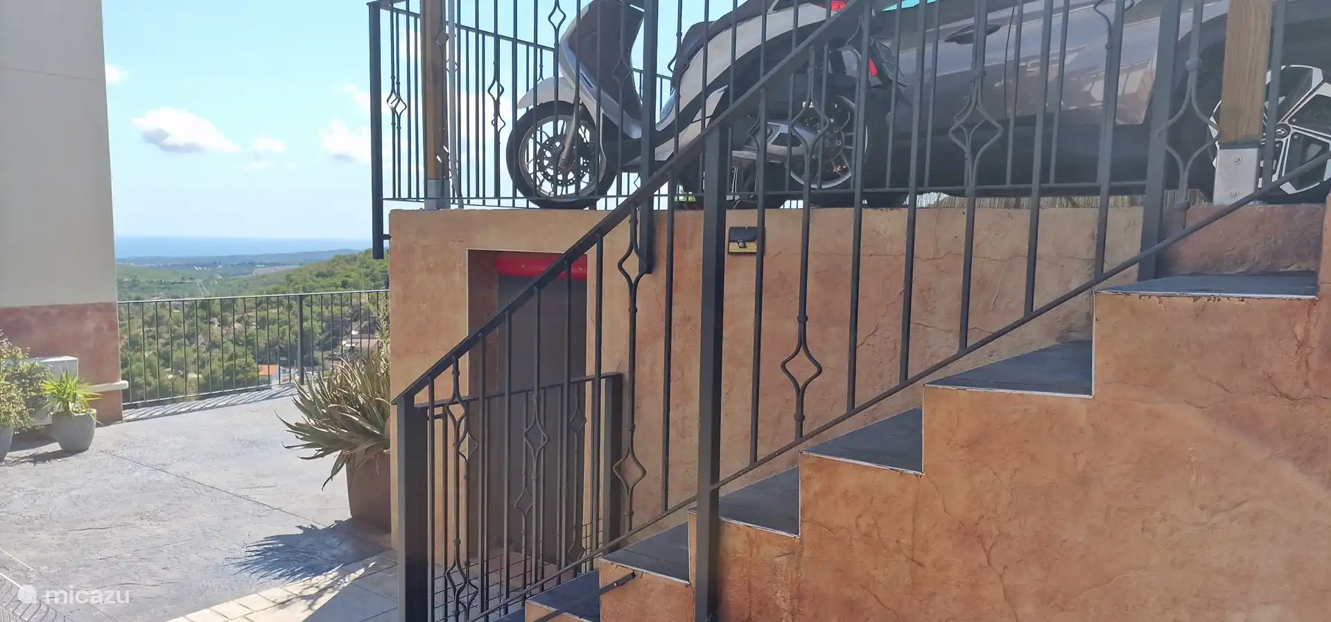 Llegada despu&#233;s de la puerta autom&#225;tica a trav&#233;s de escaleras y puerta peque&#241;a.