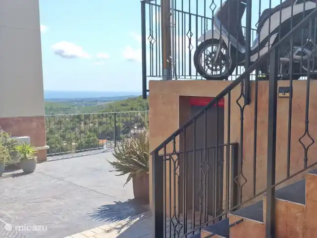 Location de Vacances Espagne, Barcelone, Canyelles, appartement - Villa Contenta Canyelles Arrivée après le portail automatique par des escaliers et un petit portail.