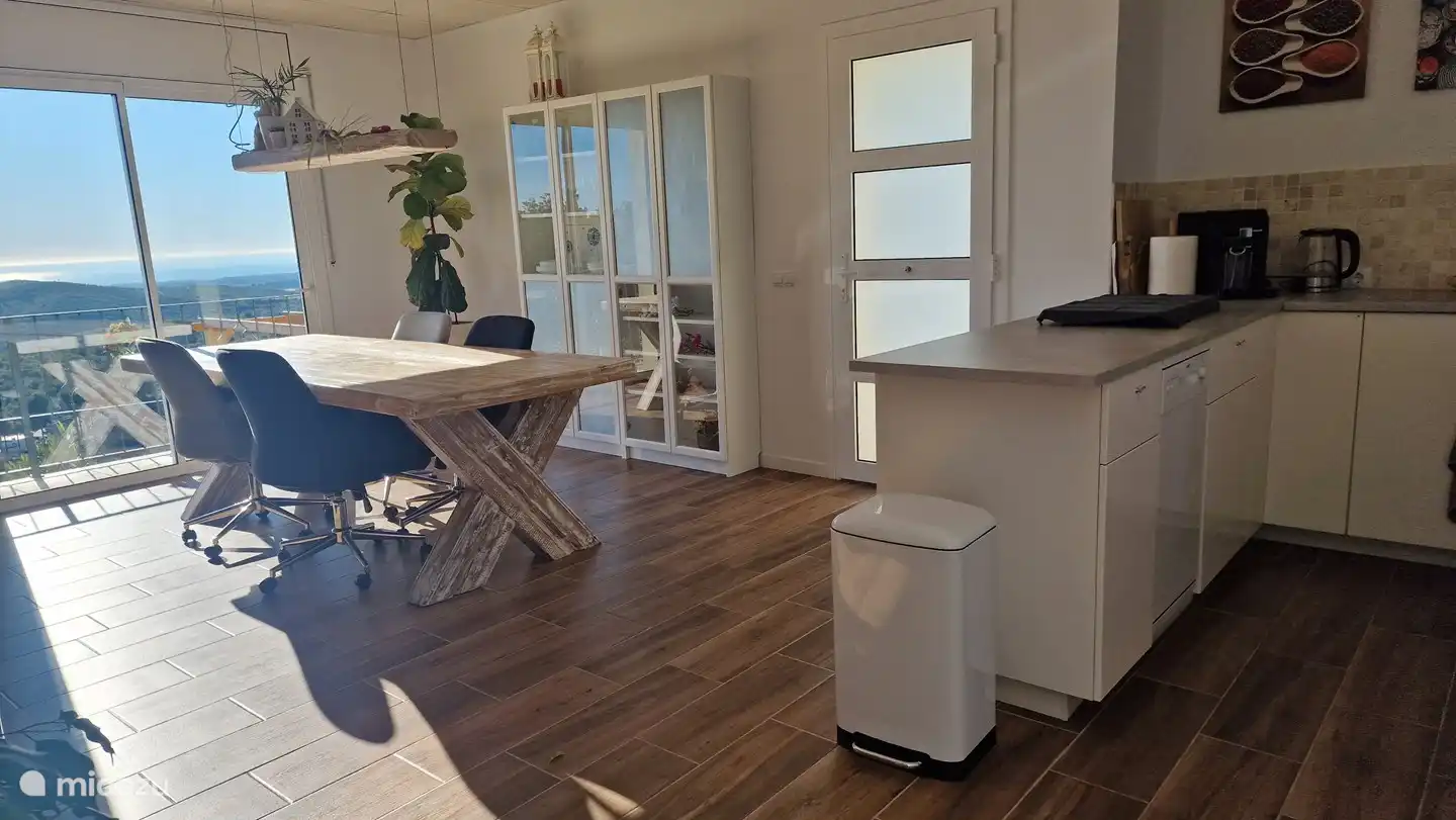 Entrada, cocina y comedor del apartamento.