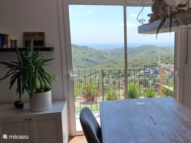 Location de Vacances Espagne, Barcelone, Canyelles, appartement - Villa Contenta Canyelles Voir la table à manger / salon / travail de l’appartement.