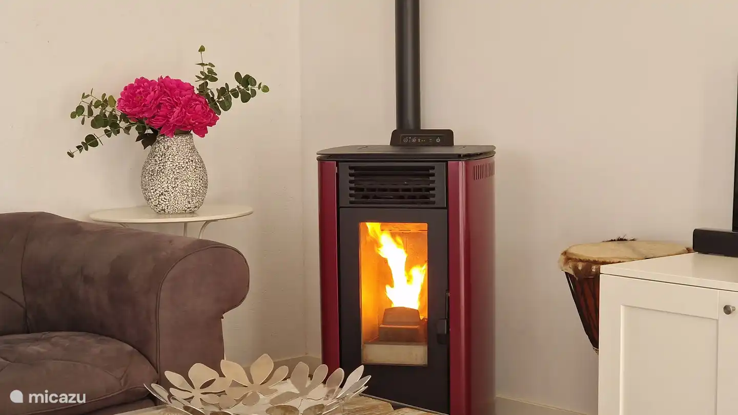 Estufa de pellets que proporciona un calor acogedor en las &#233;pocas m&#225;s fr&#237;as.