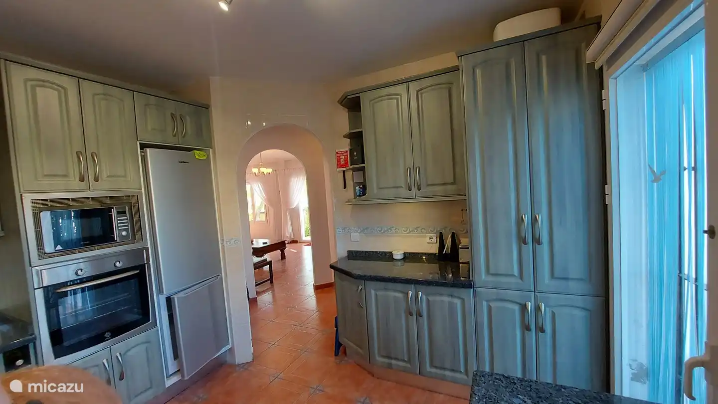 Die Küche mit Zugang durch die Bar zum Wohnzimmer