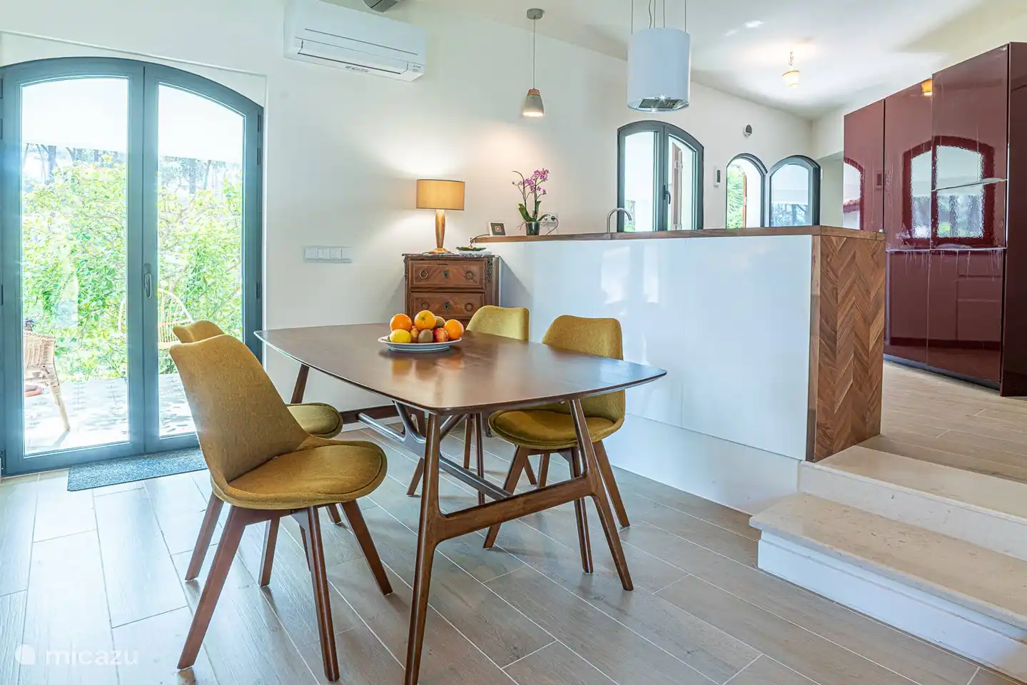 Mesa de comedor en el interior