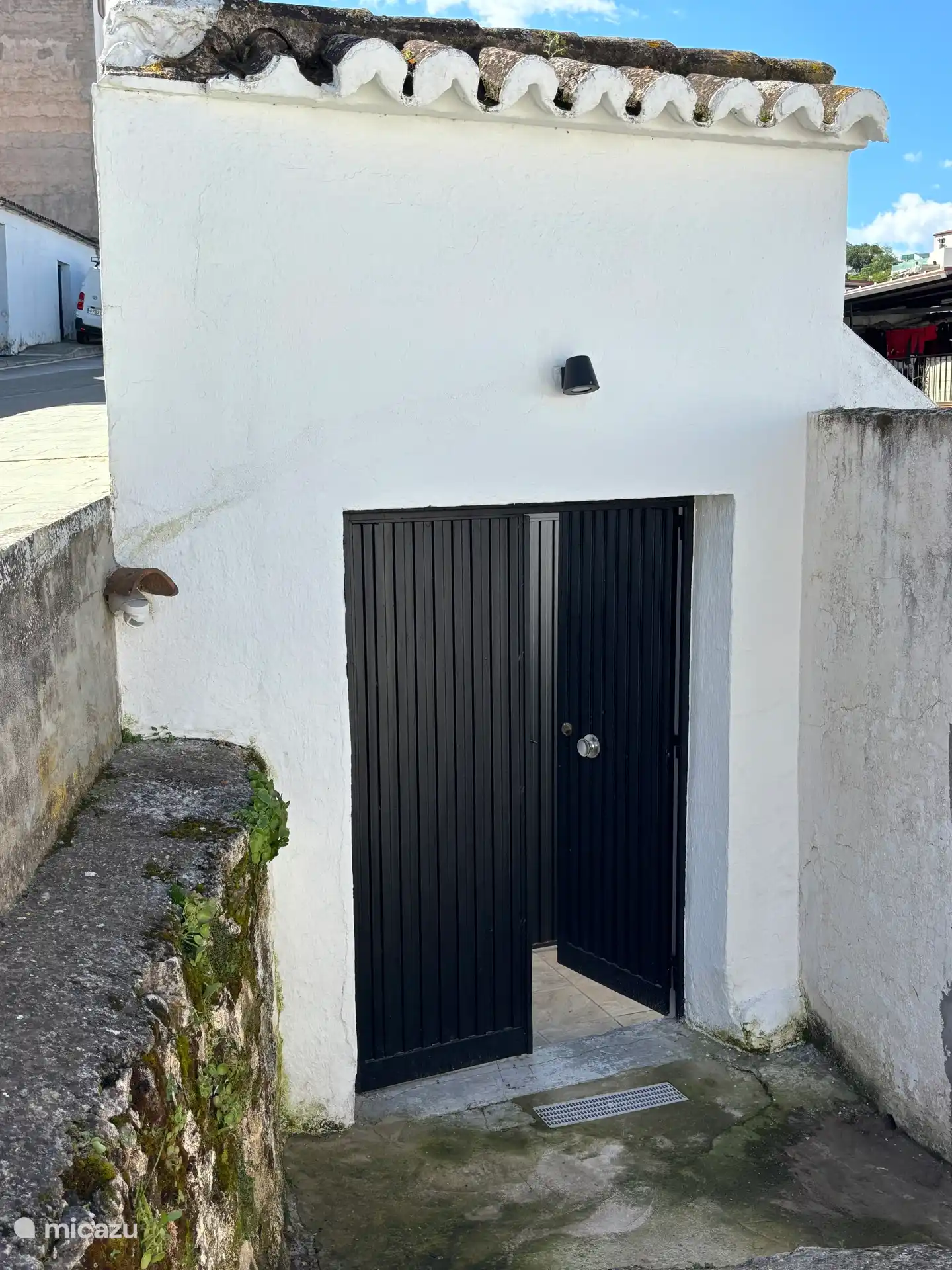 Puerta de entrada desde la calle