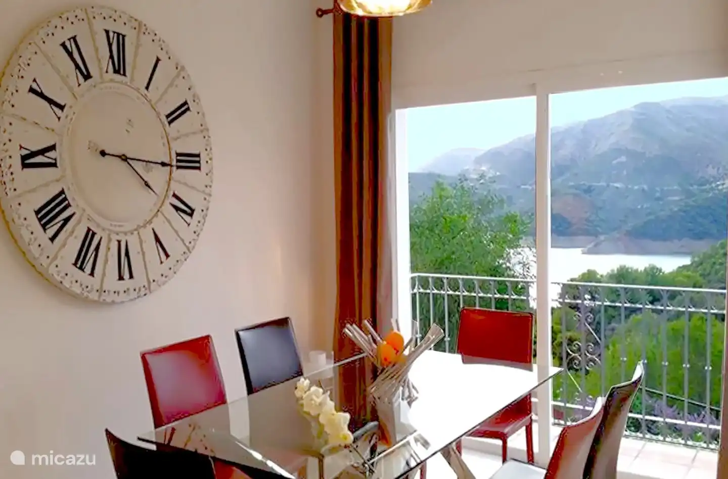 Esszimmer mit Blick auf den See