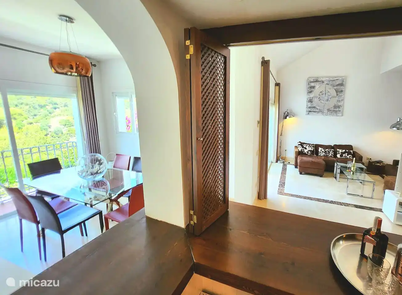 Geräumiges, offenes Wohnzimmer mit Sitzecke, Küche und Esszimmer.