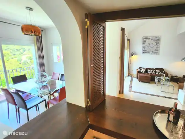 Casa del Lago | Espagne, Costa del Sol, Marbella - maison de vacances Grand salon à aire ouverte avec coin salon, cuisine et salle à manger.