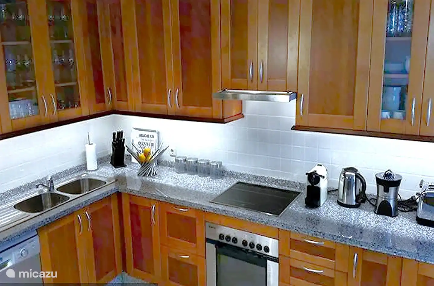 Voll ausgestattete Küche mit allen Elektrogeräten
