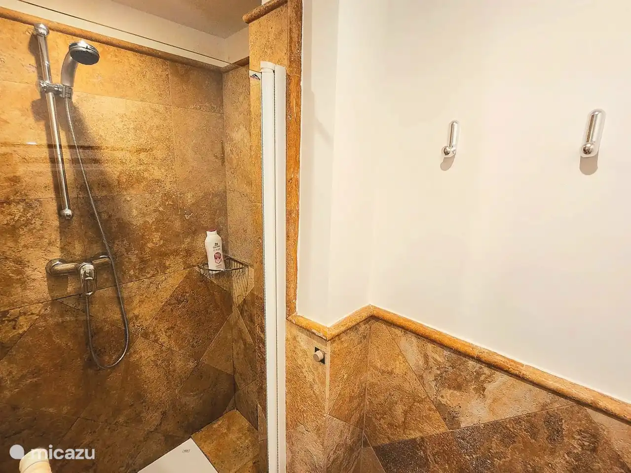 Badezimmer mit Duschkabine und Badewanne