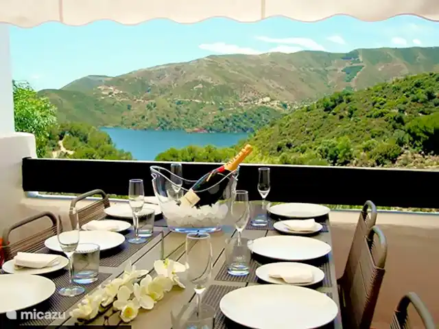 Casa del Lago | Espagne, Costa del Sol, Marbella - maison de vacances Petit-déjeuner, déjeuner ou dîner avec vue sur le lac