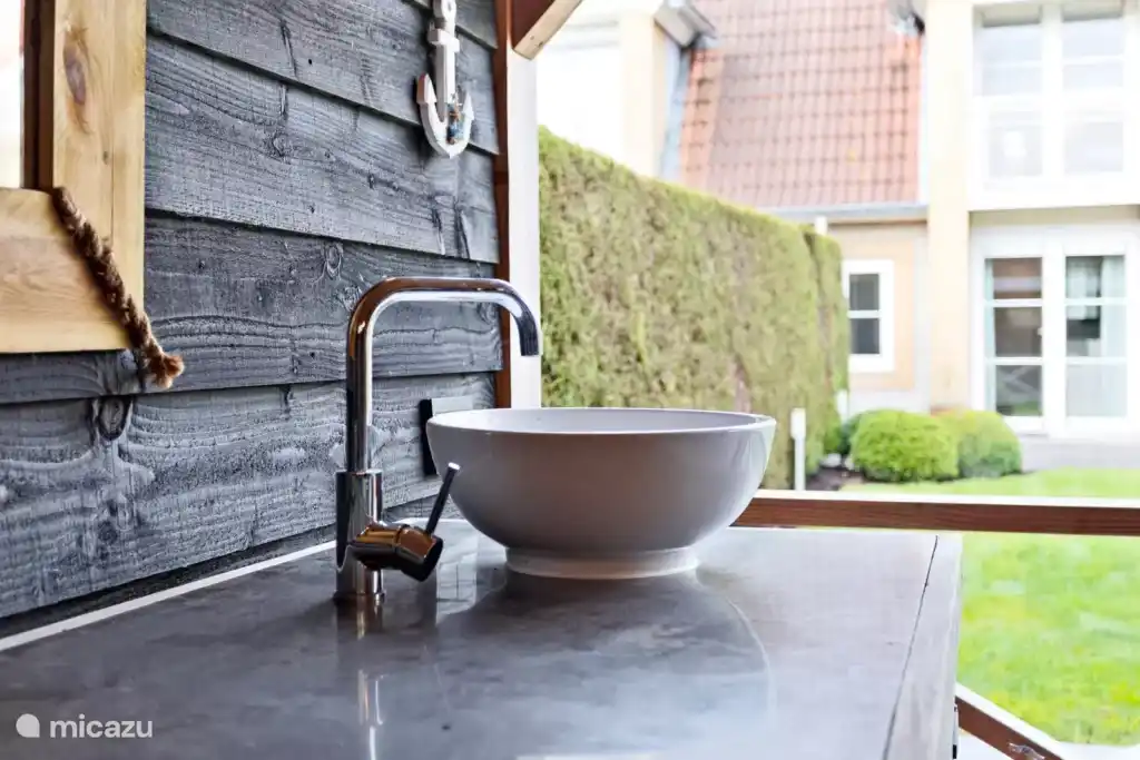 Wasbak van tuinhuis Vakantiehuis in Kamperland (Zeeland, Nederland)