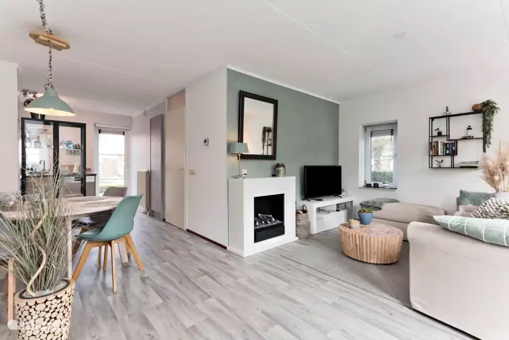 Woonkamer richting keuken van Vakantiehuis in Kamperland (Zeeland, Nederland)