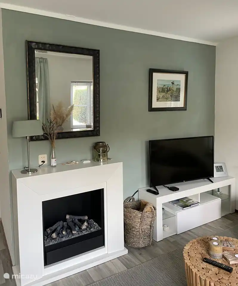 Woonkamer - schouw en tv hoek. 