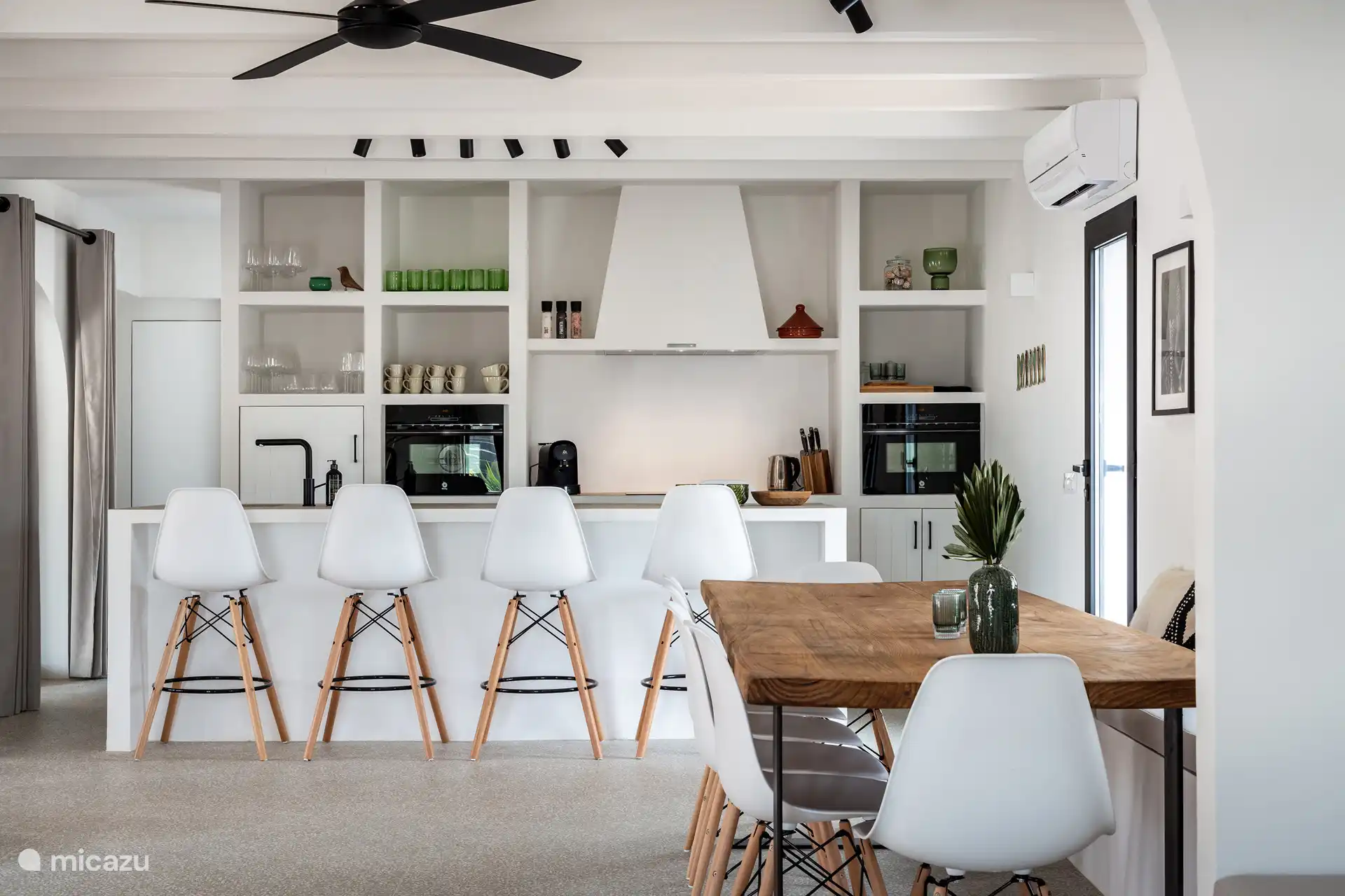 Open keuken met alle moderne apparatuur, 2 combi ovens, 3 ijskasten, eclectische kookplaat,...