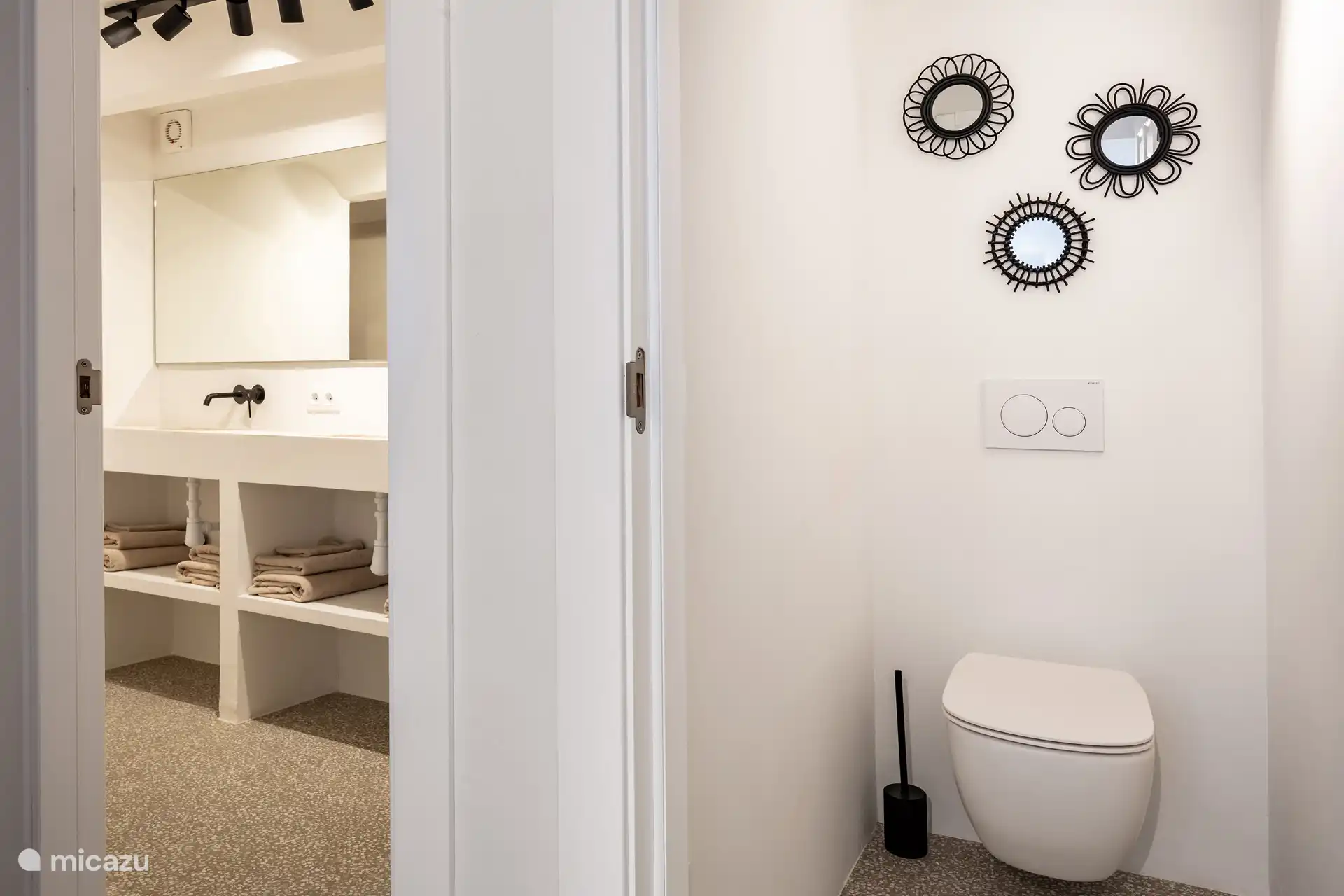 Gedeelde badkamer voor de 2 slaapkamers in het afzonderlijke appartement