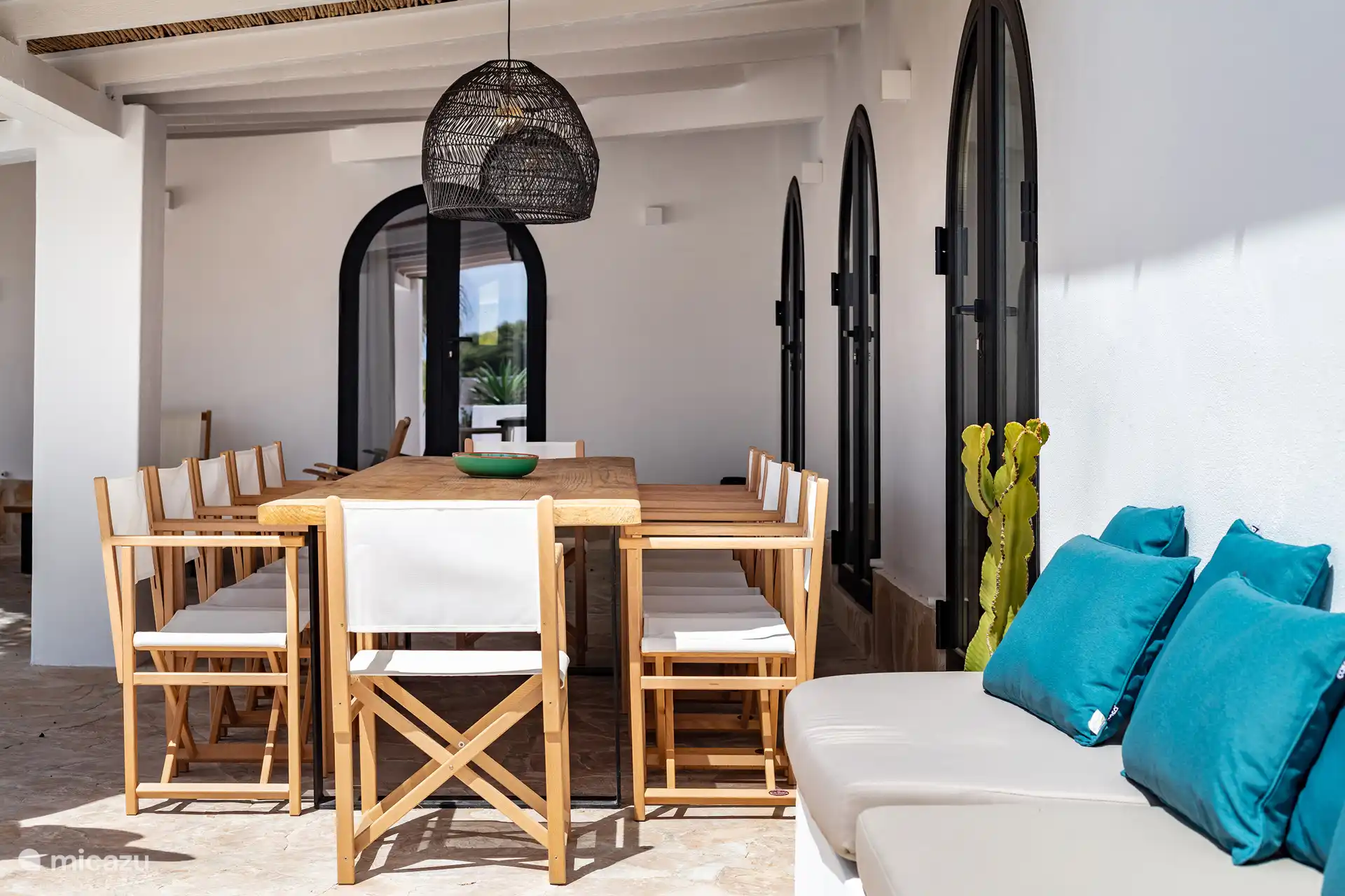 Naya met eettafel voor 12 personen
