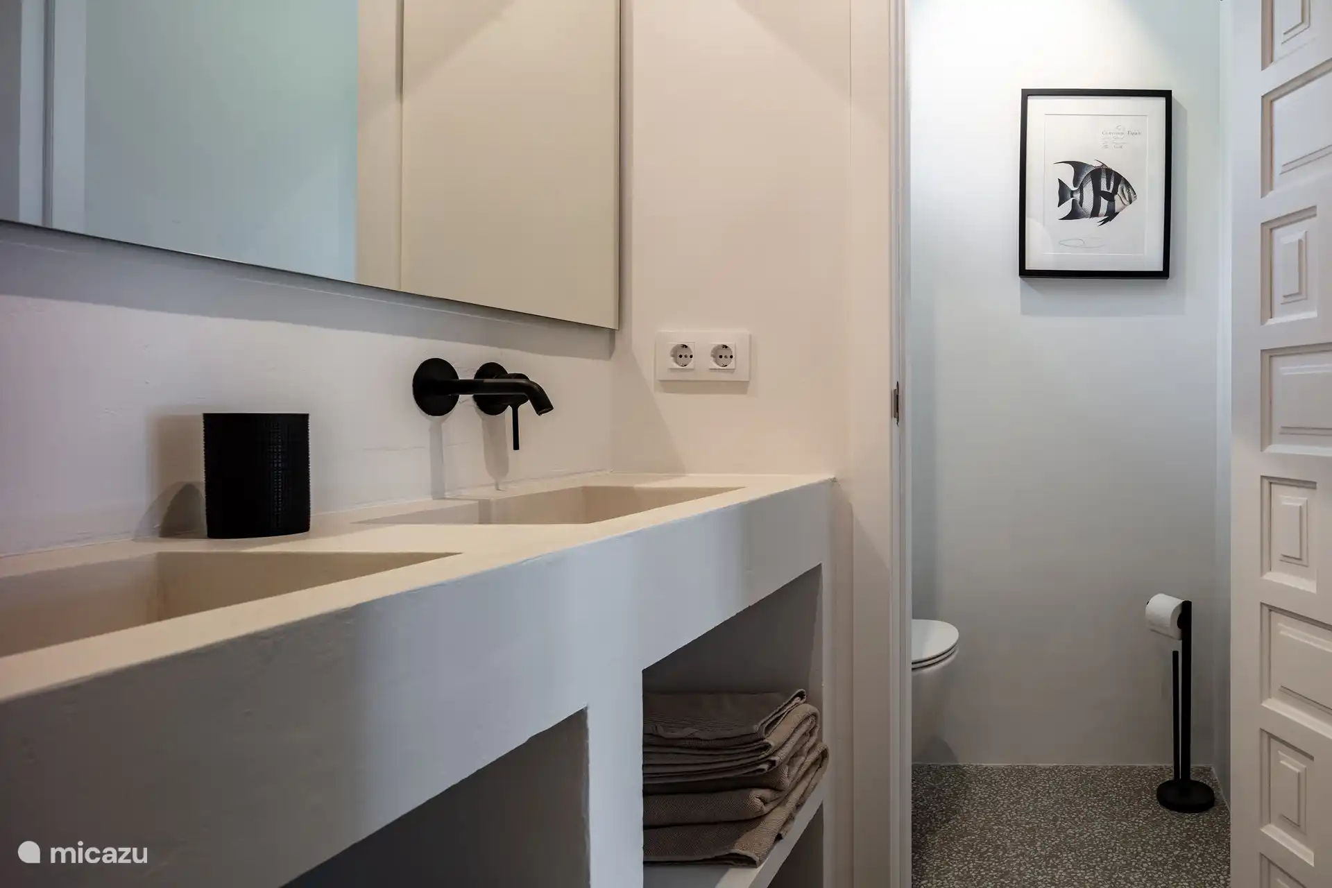 Alle badkamers met afzonderlijk toilet, 2 lavabo's en douche