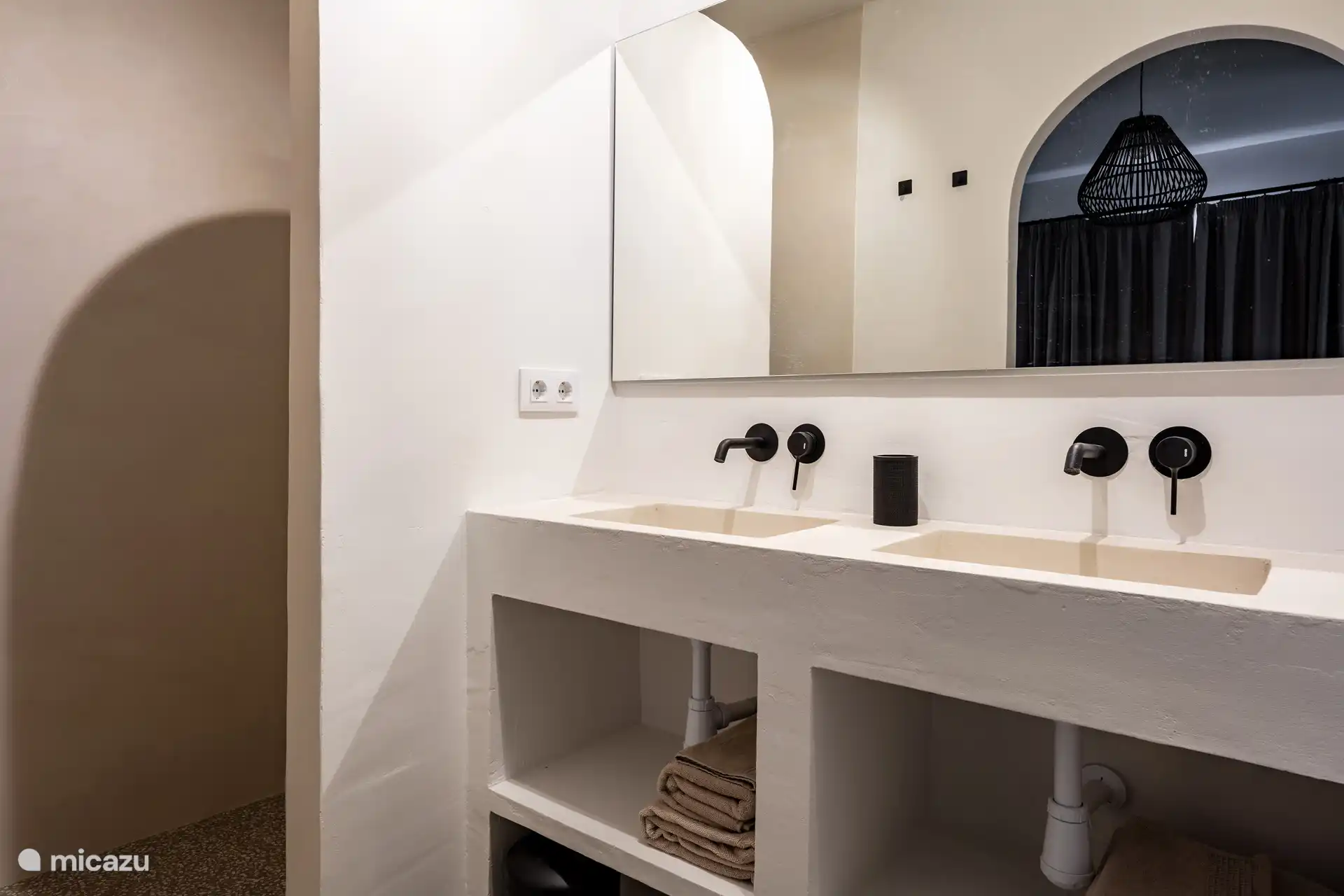 Afzonderlijke inloop douche in elke badkamer