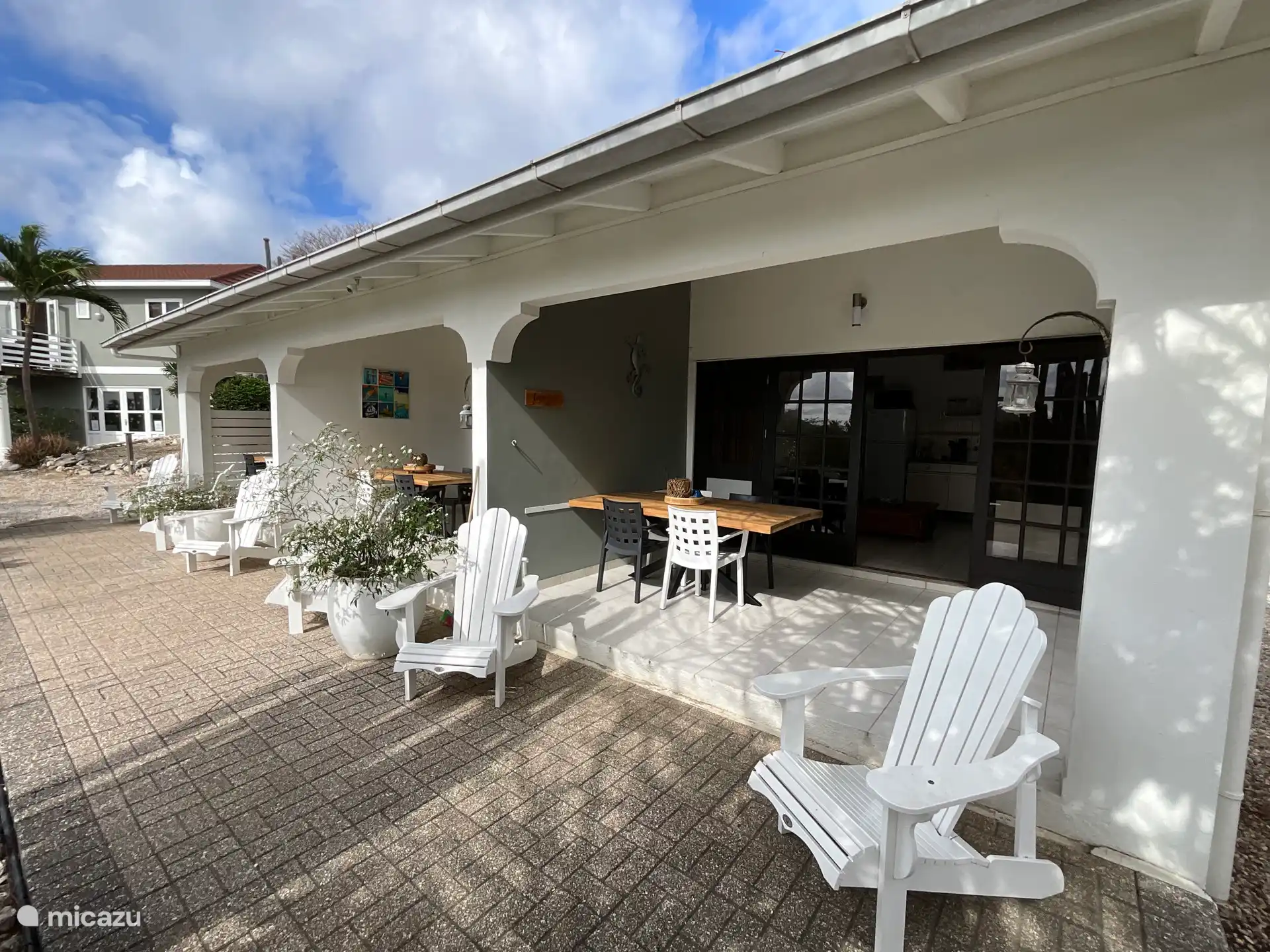 Geräumige Veranda mit großem Tisch und 4 Stühlen