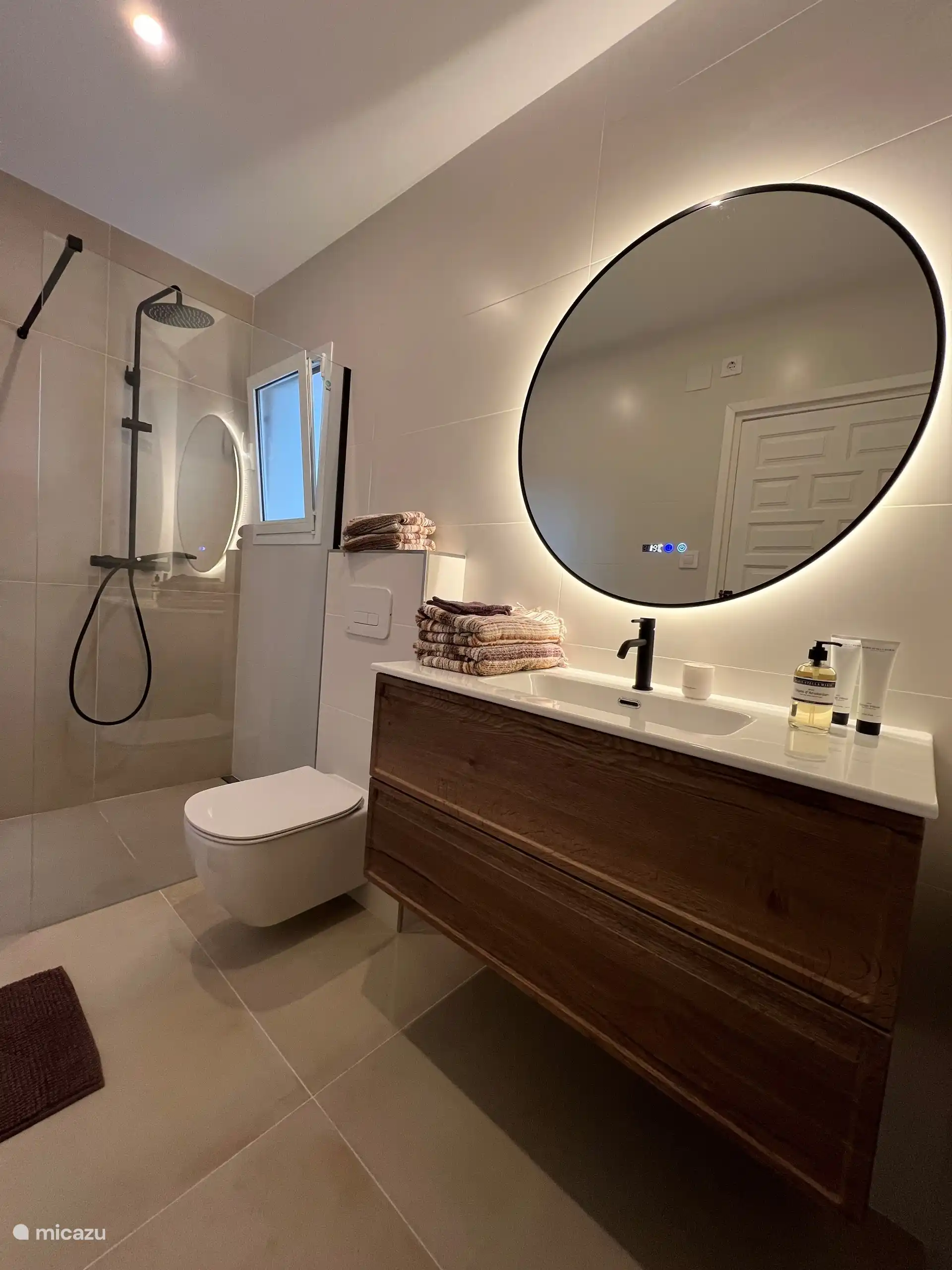 BADKAMER BOVEN MET INLOOPDOUCHE. 