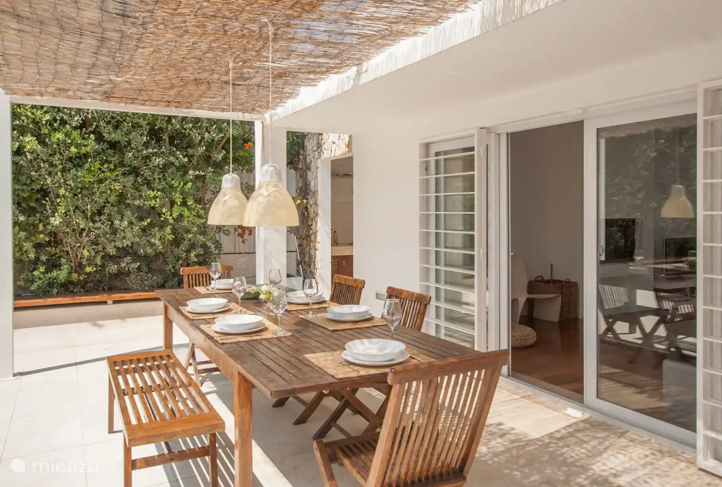 Mesa de comedor afuera