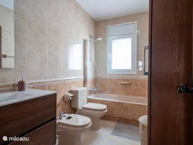 Villa Feliz Veracruz | Espagne, Costa Dorada, Miami Plage - villa Salle de bain 2 au rez-de-chaussée, avec baignoire/douche, toilettes, lavabo et grand placard.