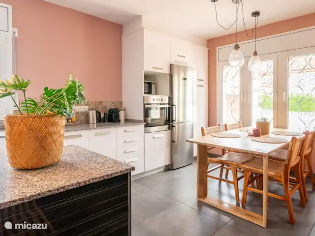 Villa Feliz Veracruz | Espagne, Costa Dorada, Miami Plage - villa Cuisine de la Villa Feliz avec table à manger spacieuse pour 4 personnes