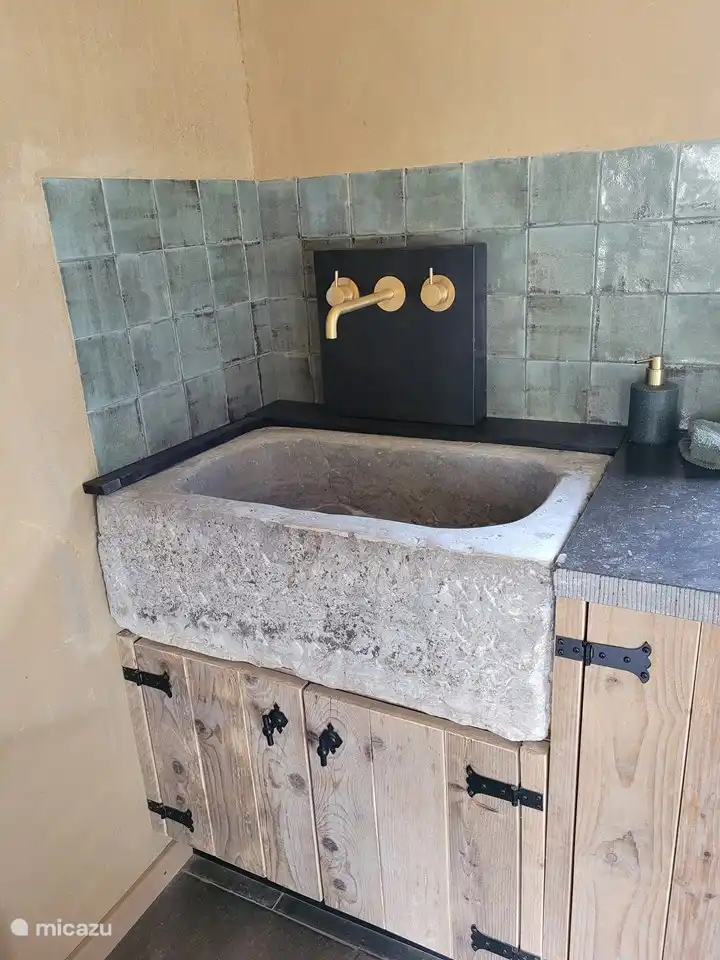 Authentic sink. Traditionally, the cows have eaten from the feed trough. After a refurbishment, it can last for years as a sink.