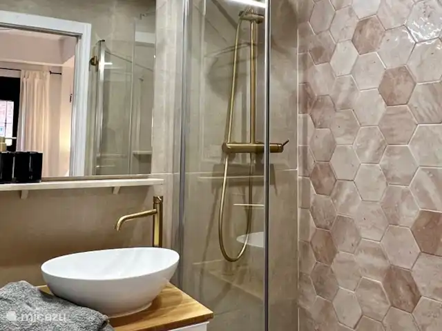 Beach House El Palo La Tierra Sur huren in Spanje, Costa del Sol, Málaga - vakantiehuis De en suite badkamer op de begane grond heeft een heerlijke ruime douche met regendouche en handdouche.