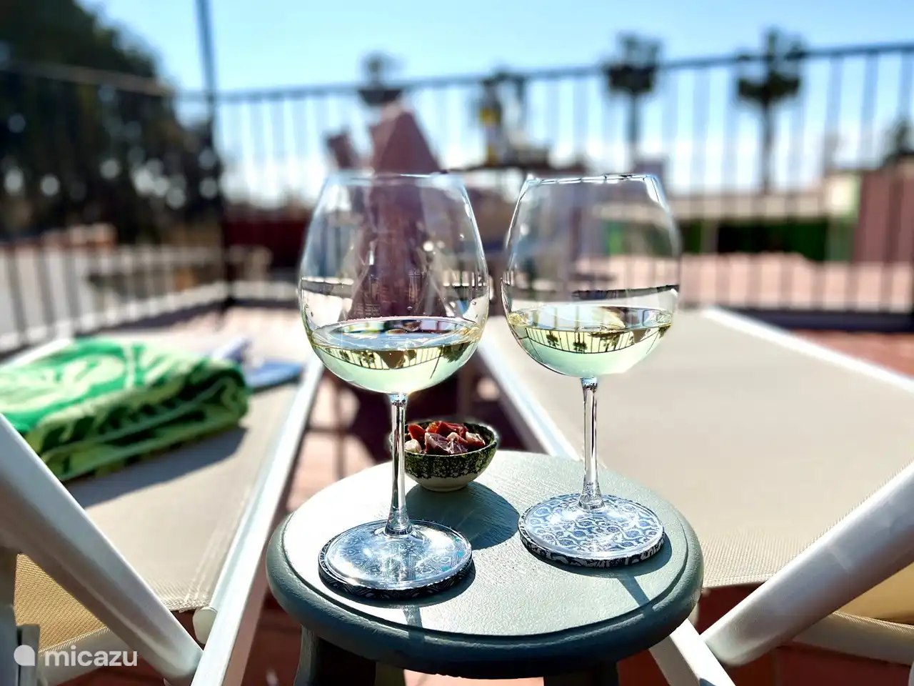 Relax on the sunbeds on the roof terrace.