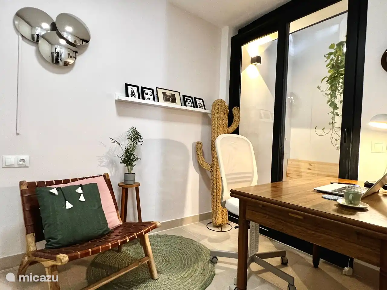 This house is also very suitable for a longer stay. We have a separate lockable office on the ground floor, equipped with a table, office chair and armchair. There is another workplace on the 1st floor. This makes it extremely suitable for 'working from home' or a 'workaction' from sunny Malaga.