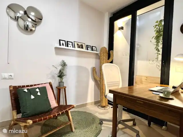 Beach House El Palo La Tierra Sur huren in Spanje, Costa del Sol, Málaga - vakantiehuis Ook voor een langer verblijf is dit huis zeer geschikt. We hebben een aparte afsluitbare werkkamer op de begane grond, voorzien van tafel, bureaustoel en fauteuil. Op de 1e verdieping is nog een werkplek. Daardoor uitermate geschikt voor 'thuiswerken' of een 'workaction' vanuit het zonnige Malaga.
