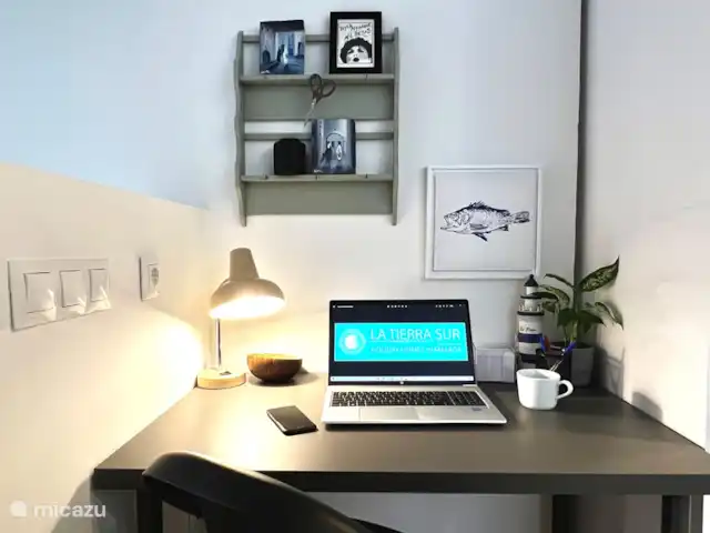 Beach House El Palo La Tierra Sur huren in Spanje, Costa del Sol, Málaga - vakantiehuis Deze aparte werkhoek in de woonkamer, samen met de werkkamer op de begane grond én supersnel wifi, maken dit huis een perfecte plek om thuis te werken of een workaction te houden.