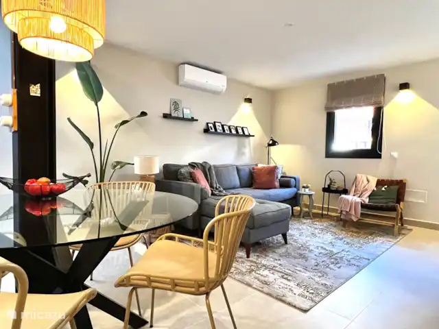 Beach House El Palo La Tierra Sur huren in Spanje, Costa del Sol, Málaga - vakantiehuis De sfeervolle woonkamer is, net zoals de slaapkamer en de werkkamer, voorzien van apart bedienbare airco.