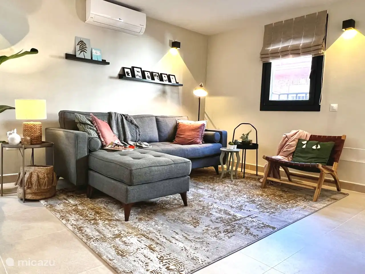 A lovely living room to relax in the evening. Equipped with both mood lighting and reading lighting.