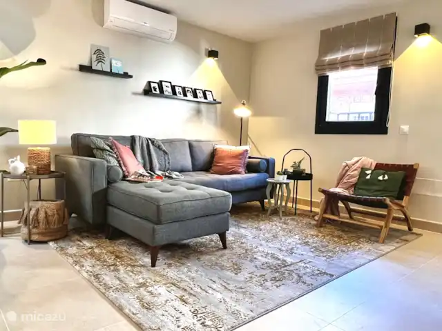 Beach House El Palo La Tierra Sur huren in Spanje, Costa del Sol, Málaga - vakantiehuis Een heerlijke woonkamer om 's avonds te relaxen. Voorzien van zowel sfeerverlichting als leesverlichting.