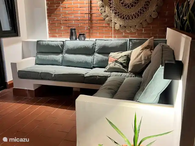 Beach House El Palo La Tierra Sur huren in Spanje, Costa del Sol, Málaga - vakantiehuis Het terras heeft gezellige sfeerverlichting voor om tijdens zwoele avonden van te genieten.