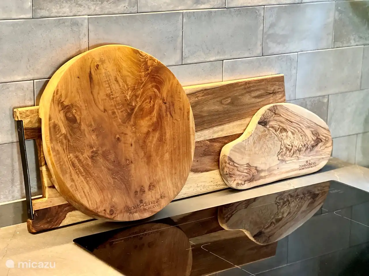 You cook on induction. Or you can enjoy a nice meal in one of the many eateries in the area ;-).